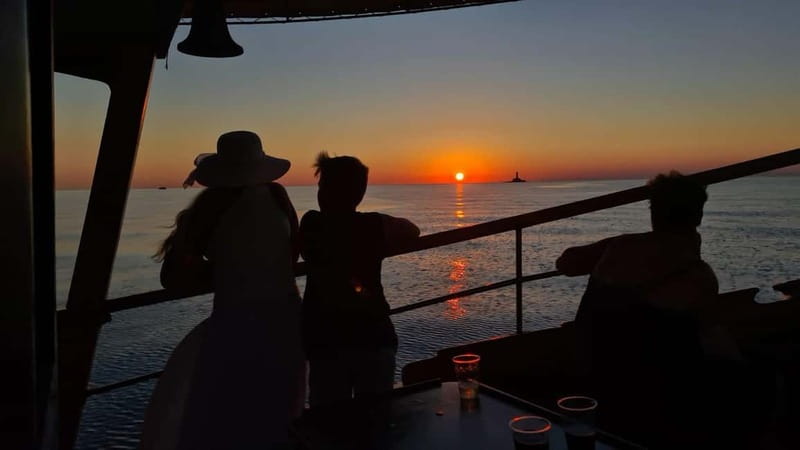3hours Dolphin Sunset watching with unlimited drinks +dinner - Cruising past Cape Kamenjak
