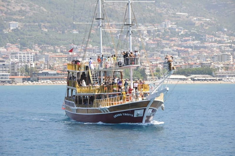 Alanya Relax Boat Tour with Caretta and Dolphin View - Boarding in Alanya and finding your place
