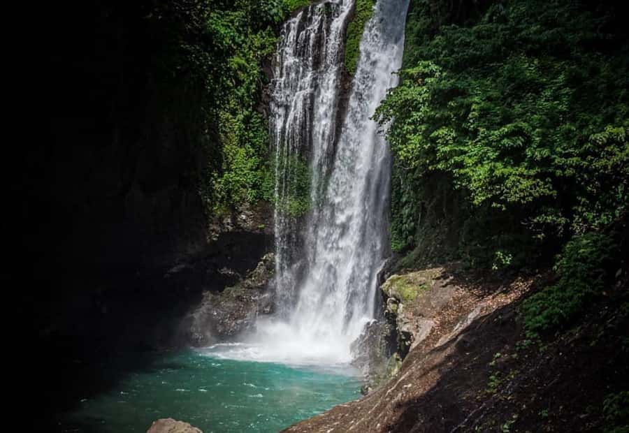 Bali/Lovina: Dolphin Snorkeling, Swimming & Waterfall Tour - Handara Gate, Twin Lakes, and Ulundanu Beratan