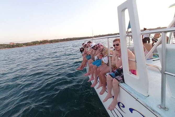 Blue Dolphin Catamaran Snorkeling Sunset Cruise from Tamarindo - How crowded and comfortable is the boat?