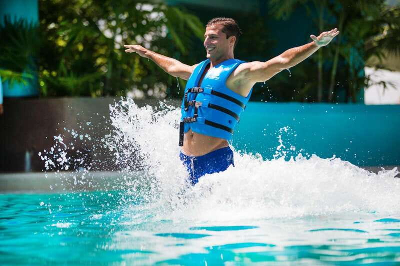 Cancun: Interactive Aquarium - Swim with dolphins Premium - Meeting the dolphins in a four-person group