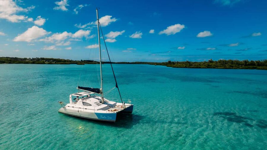 Catamaran Cruise to île aux Cerfs w Dolphins watch & Lunch - A catamaran day built around Mauritius by sea