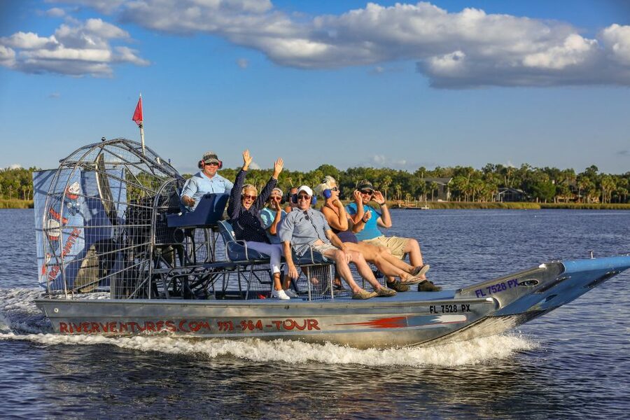 Crystal River: Snorkel with Manatees & Dolphin Airboat Trip - The photo stop and what it adds