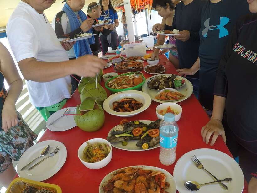 Dumaguete: Dolphin Watching & Manjuyod Sandbar Private Tour - Seafood Lunch on the Banca Boat