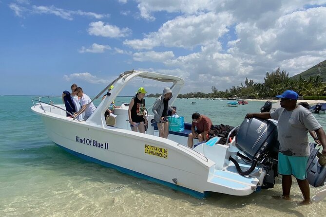 Exciting Dolphin encounters in the Maurtius's lagoon - Meeting the boat at La Preneuse