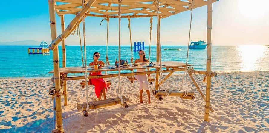 From Hurghada: Hula Hula Island Speedboat Tour with Dolphins - Searching for dolphins without false promises