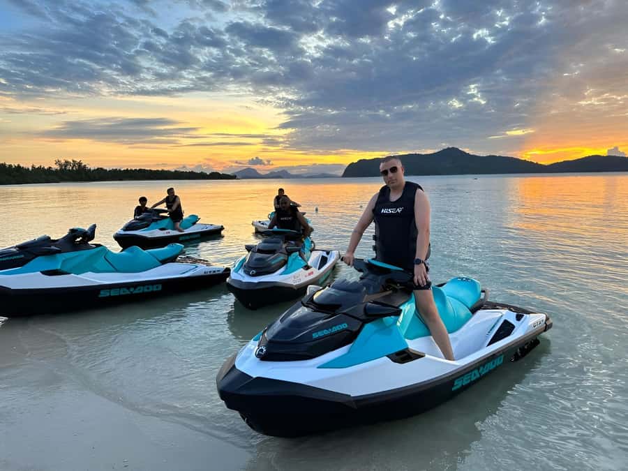 From Koh Samui: Pink Dolphin Boat Tour to Khanom with Lunch - Who should book this tour?