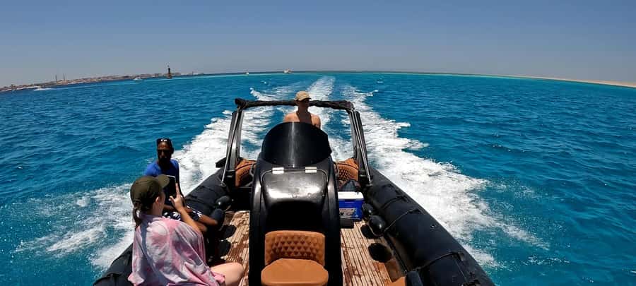 Hurghada: 3-Island Speedboat, Dolphin Watching & Snorkeling - What the guides add to the day
