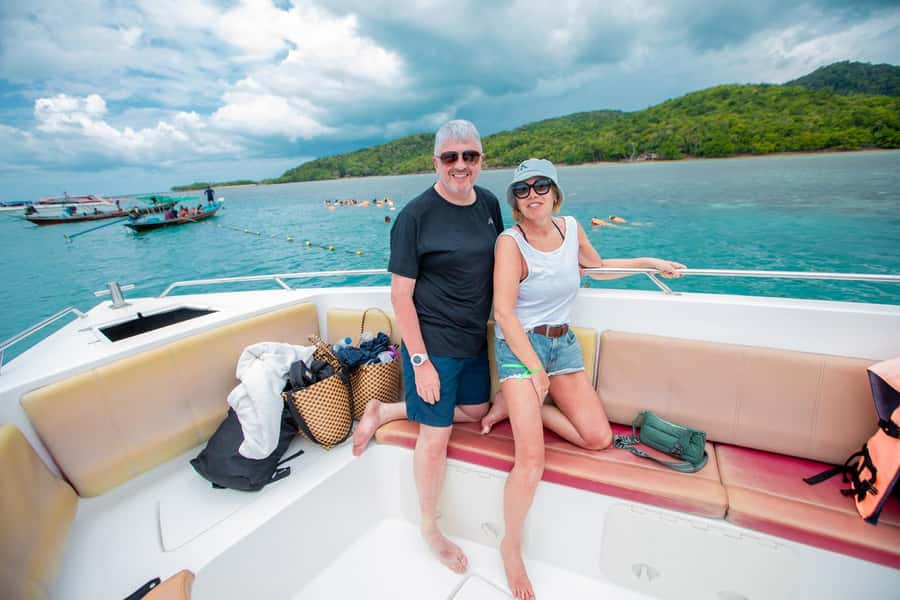 Koh Samui: Pink Dolphin Spotting & Pig Island Speedboat Tour - Lunch near Thong Not Bay