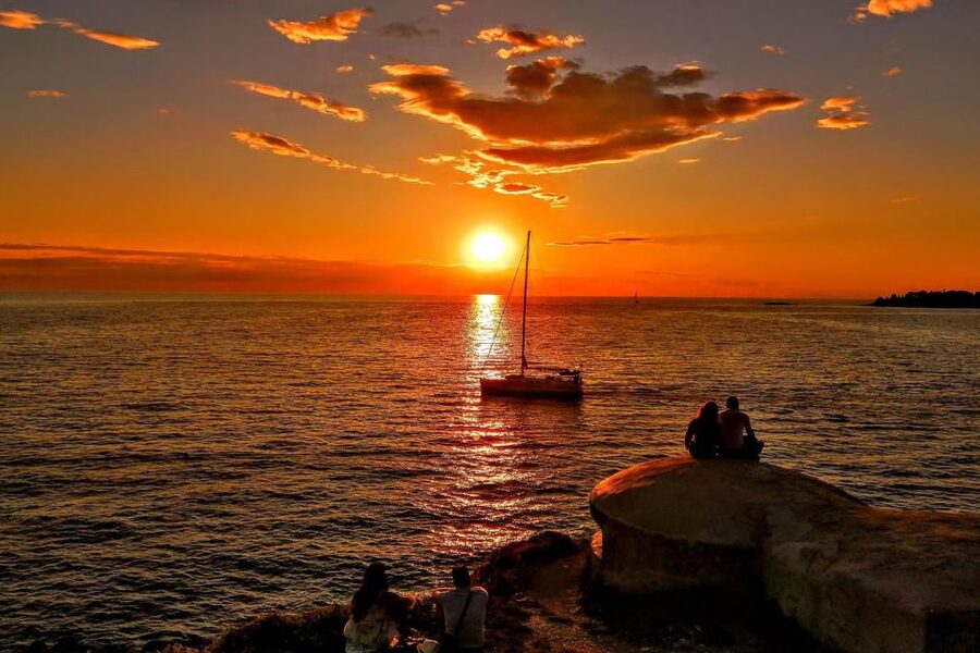 Medulin: Dolphin Sunset Tour 85% chance with Drinks + Dinner - Passing Porer Lighthouse at golden hour