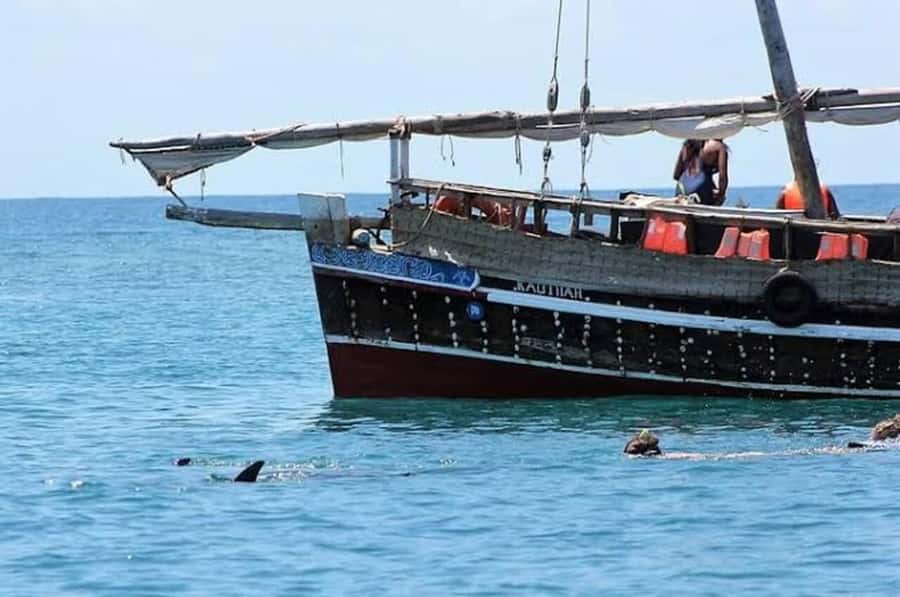 Mombasa: Snorkeling, Dolphin watching, seafood lunch. - Sailing toward Kisite Mpunguti Marine Park