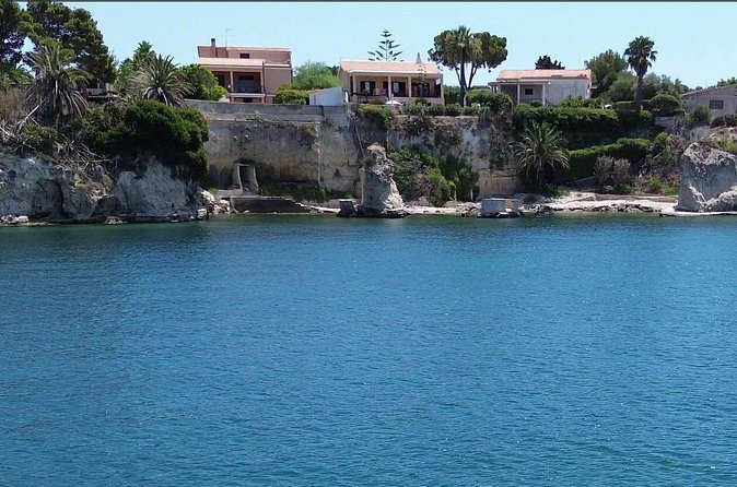 Ortigia-blue cave island tour with dolphin sighting - Who will enjoy this Syracuse boat tour