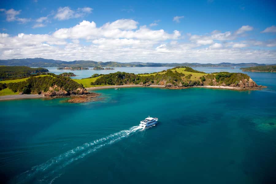 Paihia/Russell: Hole in the Rock, Dolphins & Island Cruise - Cape Brett and the approach to Motukōkako