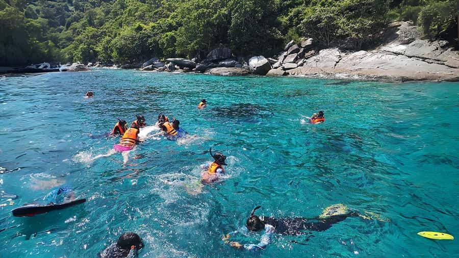 Phuket: Raya Island, Maithon Island, & Dolphin Spotting Tour - Raya Yai for lunch and a slower hour