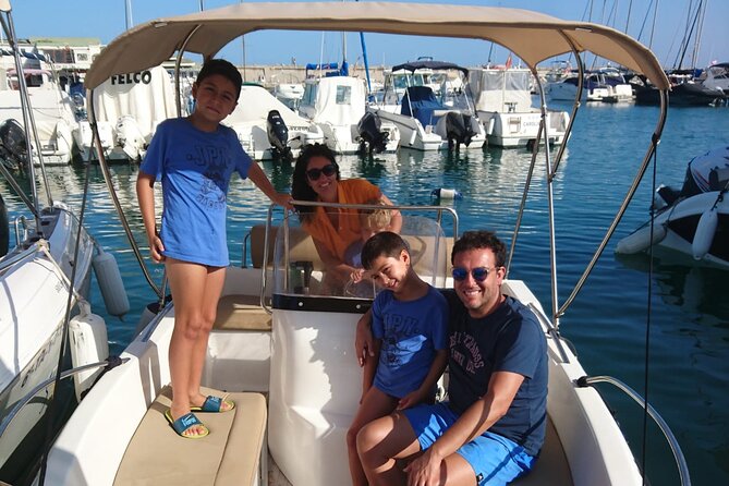 Private boat rental without title dolphin watching - The boat itself, and the space for six