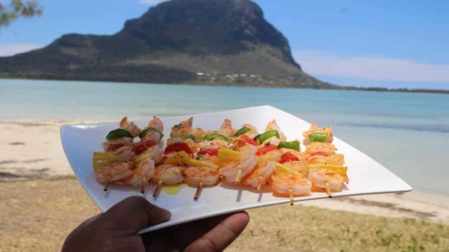 Private Île aux Bénitiers Boat: Dolphin Snorkeling & Lobster - Who will enjoy this day most