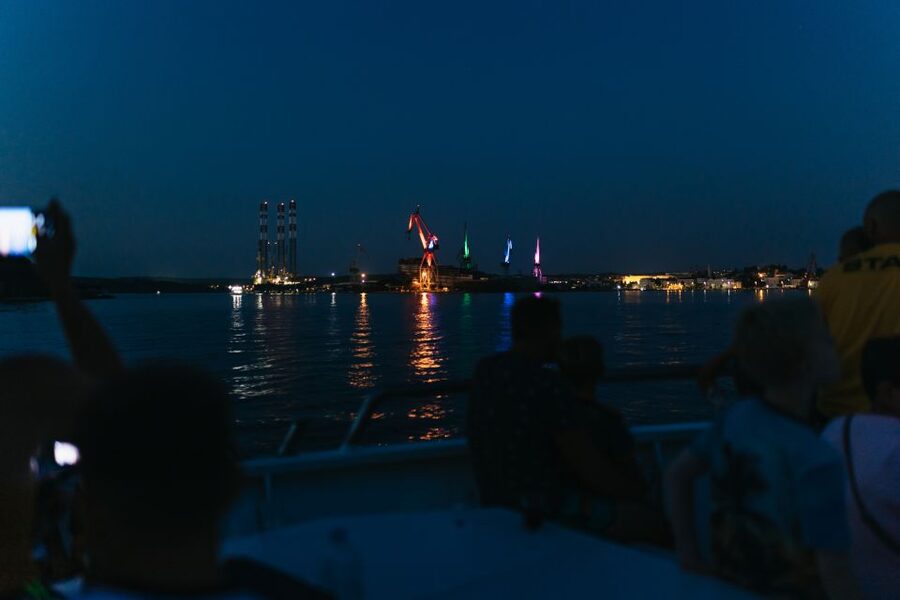 Pula: Dolphin&Sunset Cruise in Brijuni with Dinner&Drinks - How the group size affects the evening