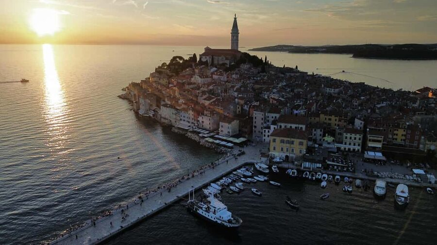 Rovinj: Sunset Speedboat Tour with Dolphin Watching - Meeting the boat at Villas Rubin