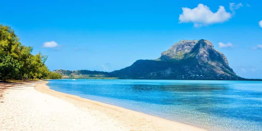 Speedboat to Ile aux Benitier: Dolphin Encounter & Lunch - The speedboat ride makes the day feel active