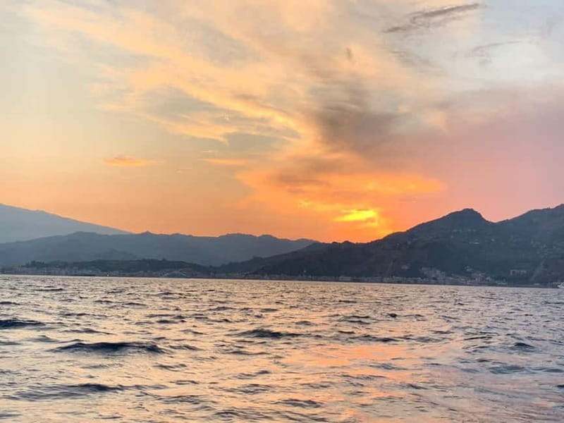 Sunset tour in search of dolphins with aperitif - Heading offshore to look for dolphins