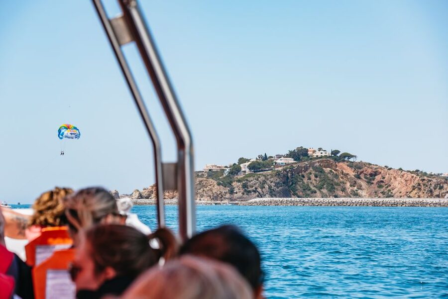 Vilamoura: Benagil Cave Boat Tour with Entry&Dolphin search - Guides who add useful color