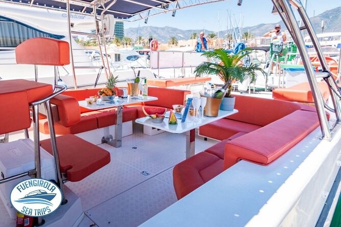 Walk and dolphin watching in Fuengirola + 1 drink - Who will enjoy this boat trip most